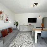 Moderno E Confortevole Appartamento, Wi-fi E Parcheggio Gratuito Διαμέρισμα