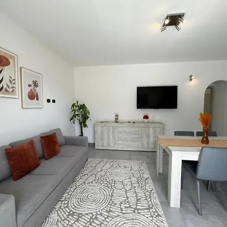 Moderno E Confortevole Appartamento, Wi-fi E Parcheggio Gratuito شقة